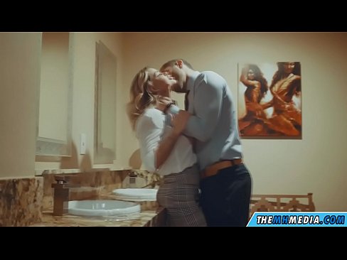 ❤️ Ketika seorang pirang berdada menggoda Anda di toilet umum Porno fb di id.pornmega.ru ️❤